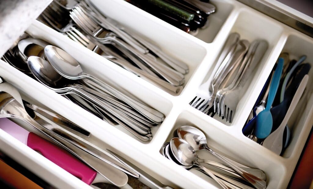 cutlery, drawer, household, due to, cutlery tray, knife, fork, spoon, clean up, order, sort by, apartment, cutlery, drawer, drawer, drawer, drawer, drawer, cutlery tray, cutlery tray, cutlery tray